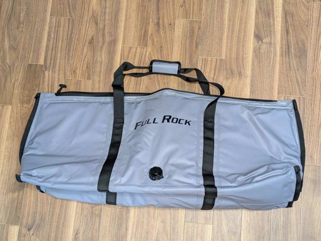 おり釣具のフルロック、止水ファスナー青物保冷バッグの外観