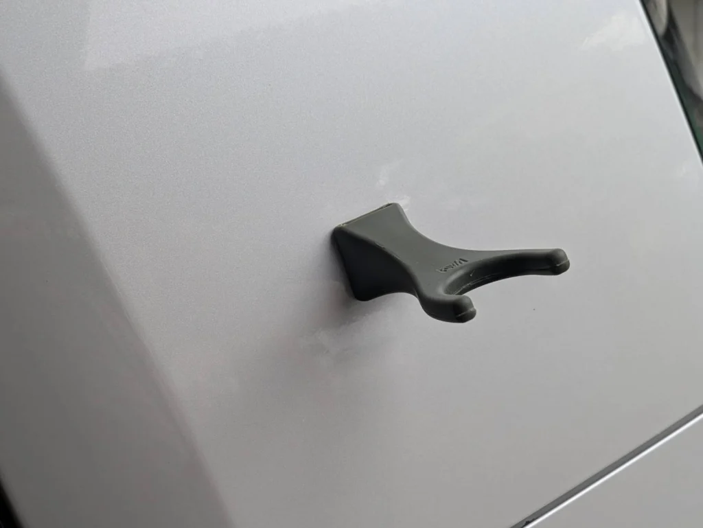 VISOAのロッドキーパーを車のボディに貼り付けた画像