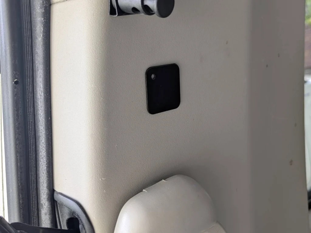 VISOAのロッドキーパーのプレートを車の内張に貼り付けた画像